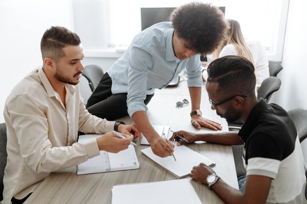 La Psychologie en Milieu Professionnel: Surmonter les Crises et Favoriser la Résilience